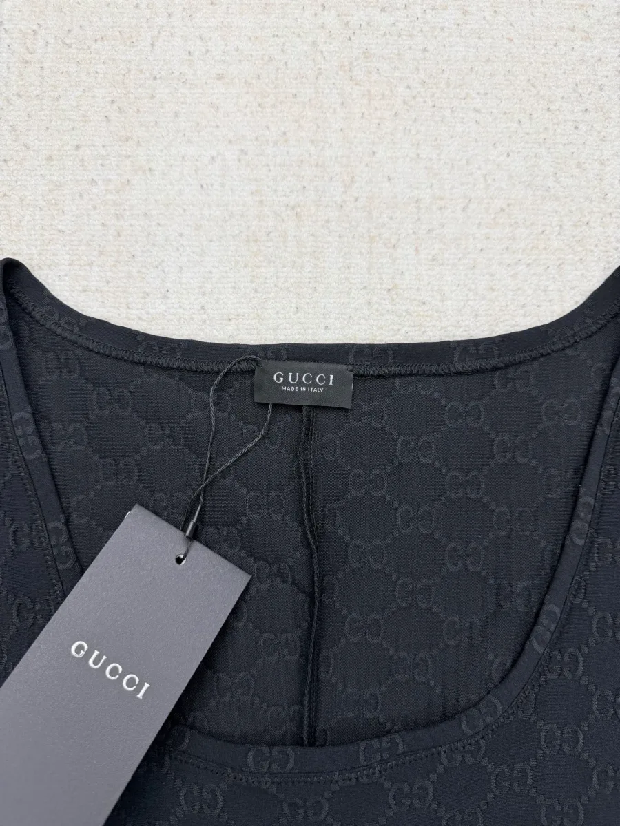 Глубокий U-образный вырез горловины и бирка Gucci крупным планом