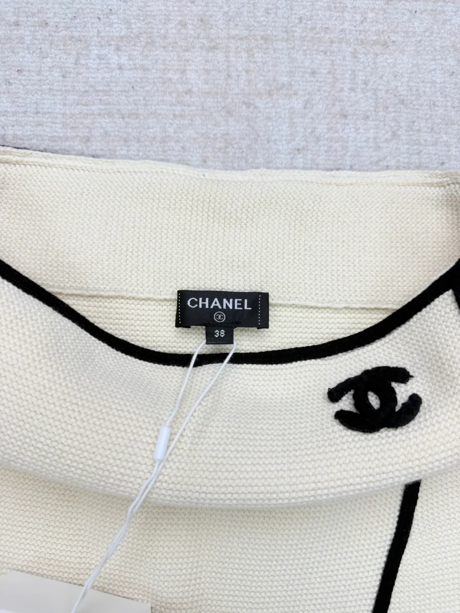 Верхняя часть кремовой юбки Chanel с чёрным кантом, биркой и вышивкой CC