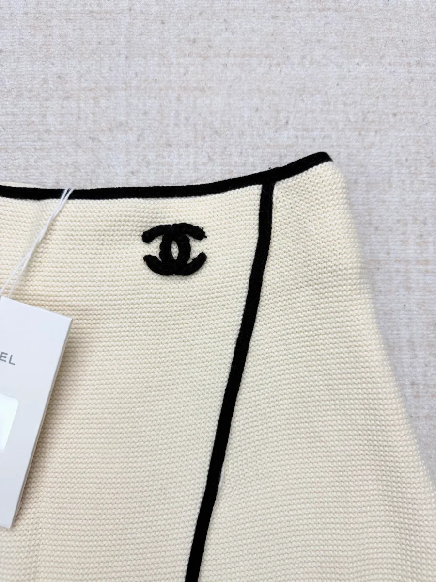Фрагмент пояса юбки Chanel с вышитым чёрным логотипом CC крупным планом