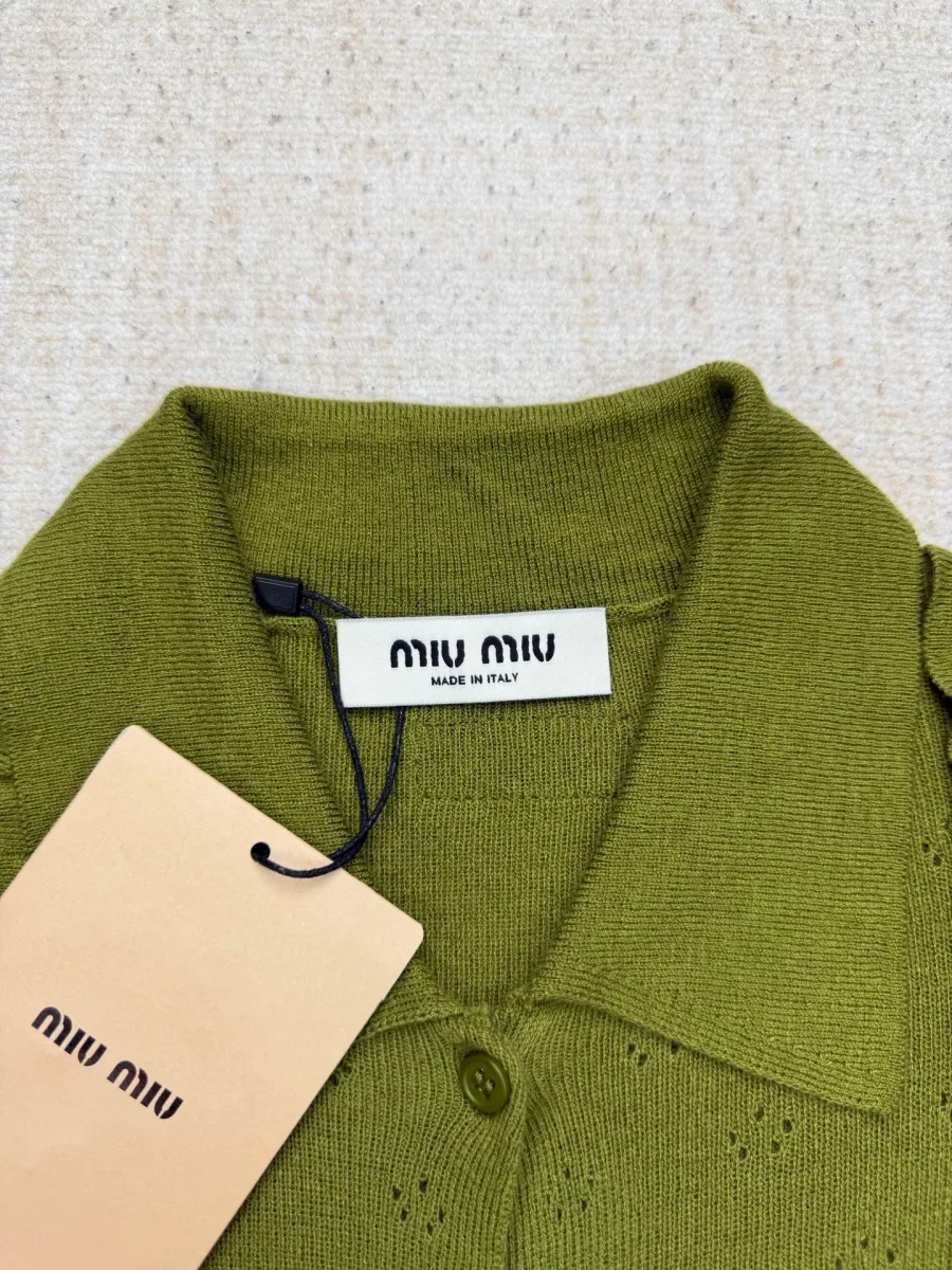 Отложной воротник и бирка Miu Miu на зелёном кардигане крупным планом