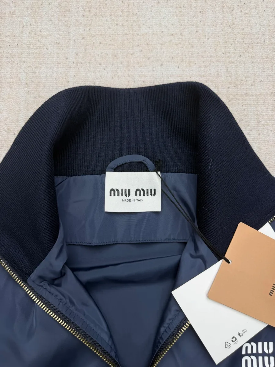 Внутренняя бирка с логотипом Miu Miu и фирменный ярлык на подкладке ветровки
