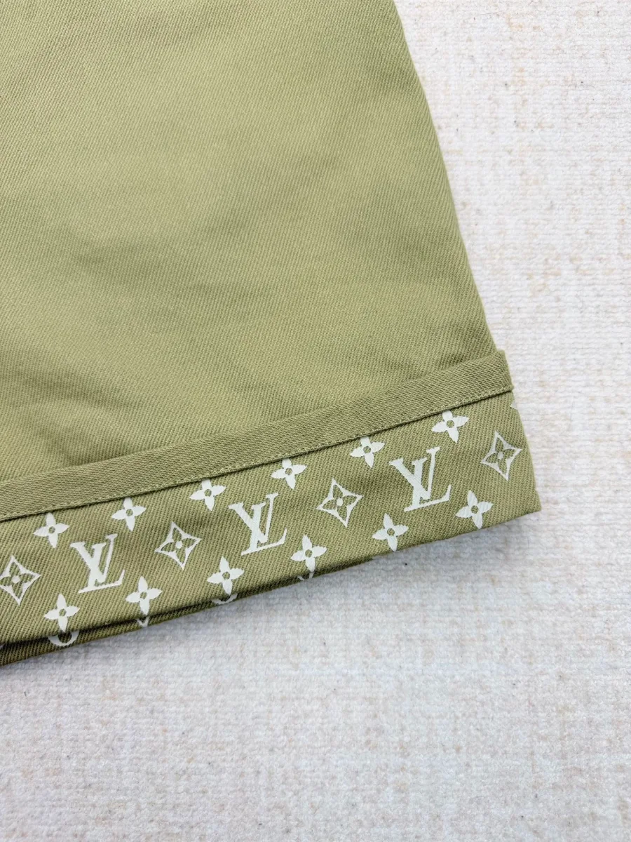 Отворот брючины с контрастным узором Monogram