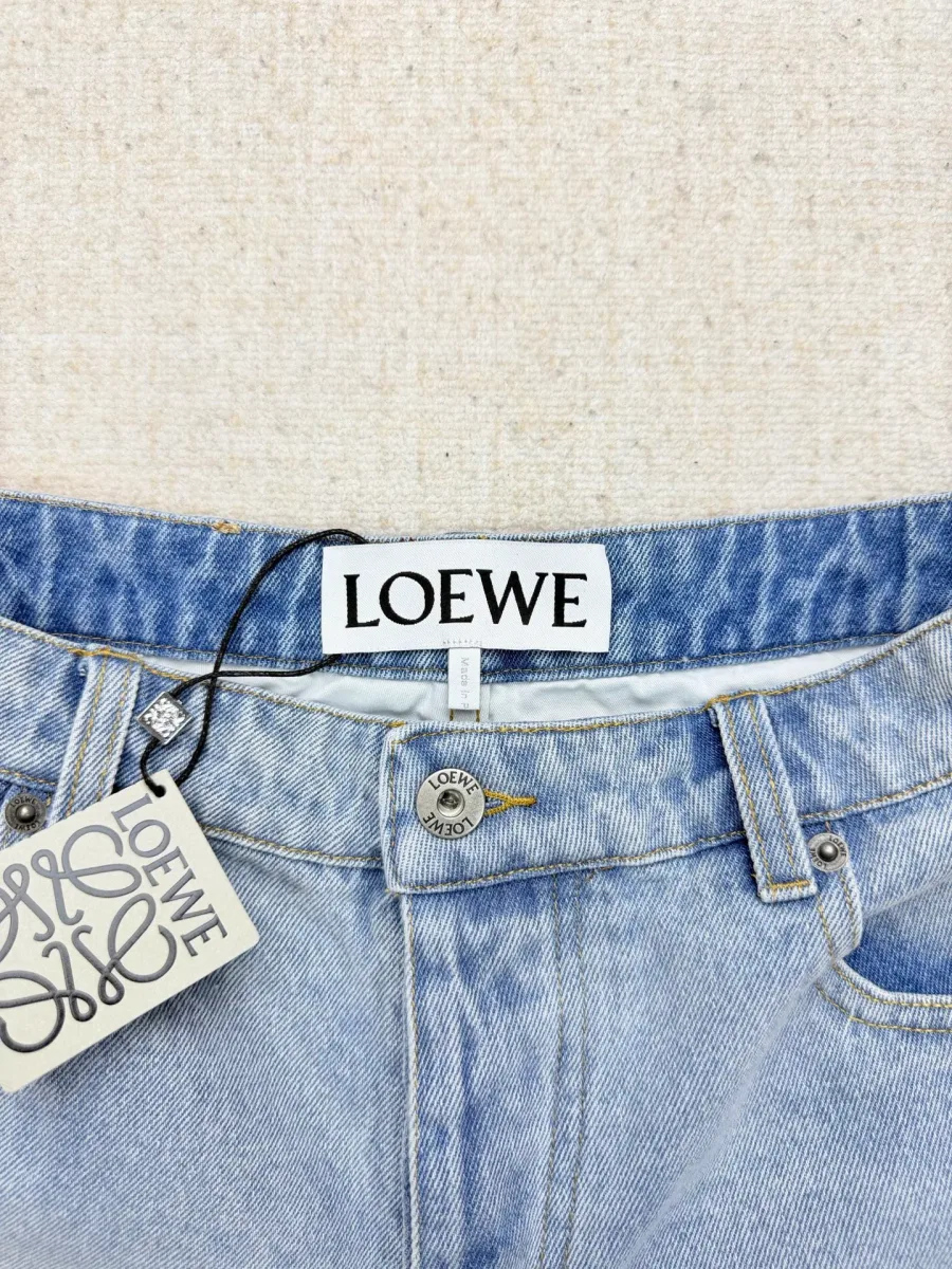 Пояс шорт с биркой бренда Loewe и металлической пуговицей