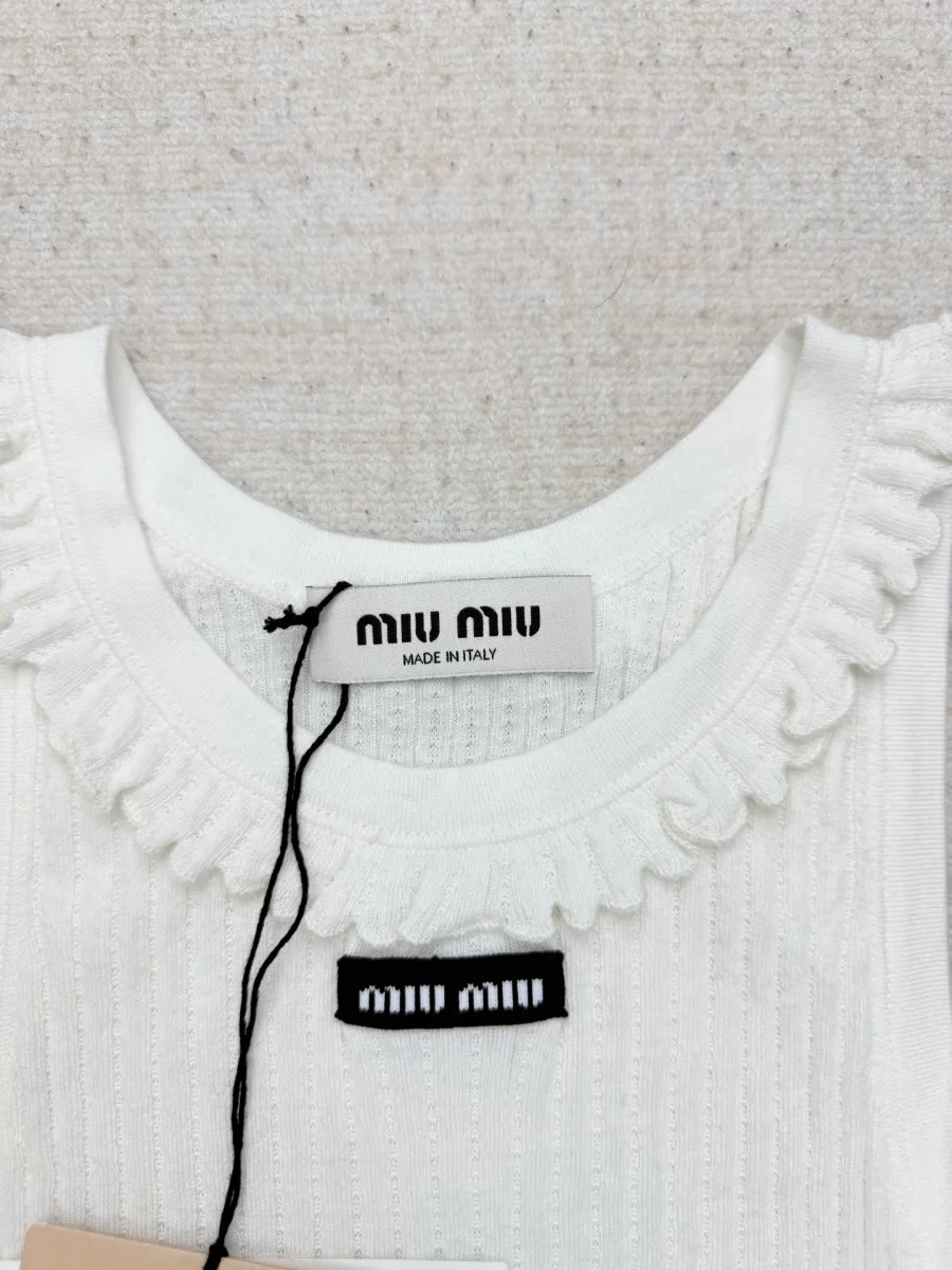 Круглый вырез майки с фестонным краем и нашивкой с логотипом Miu Miu
