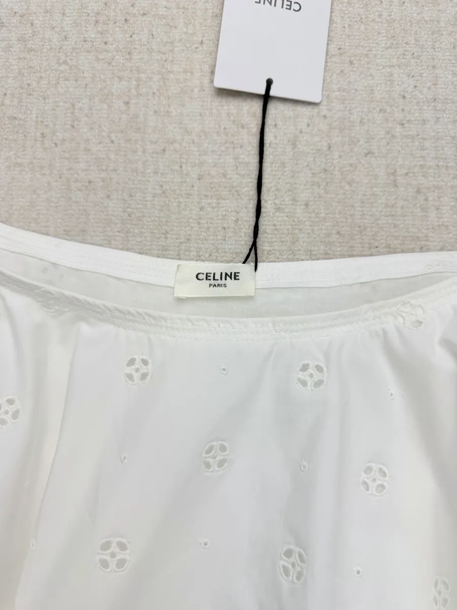 Верхняя часть белой юбки с биркой Celine крупным планом