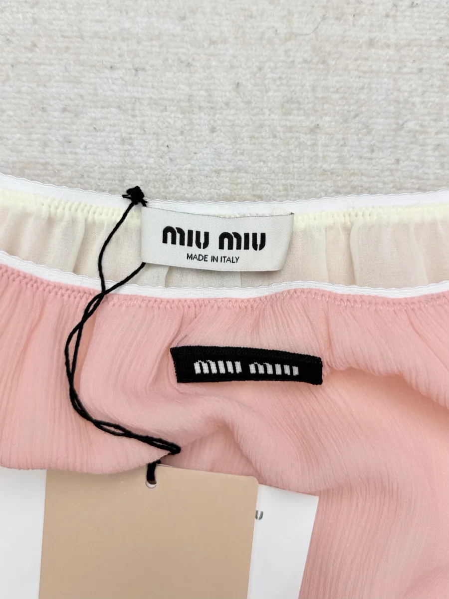 Фирменные бирки и нашивка Miu Miu на поясе шелковой юбки