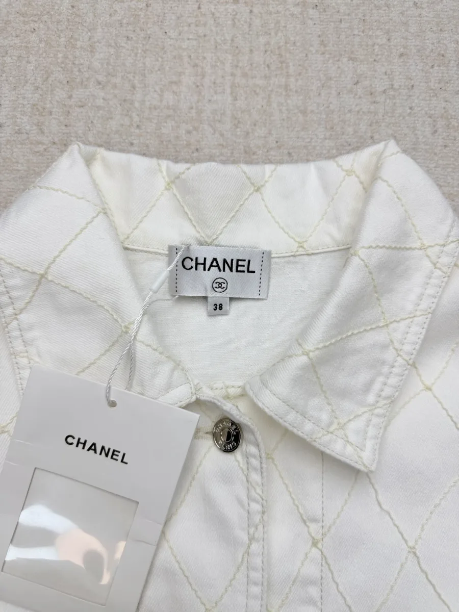 Бирка Chanel и отложной воротник с ромбовидной строчкой крупным планом