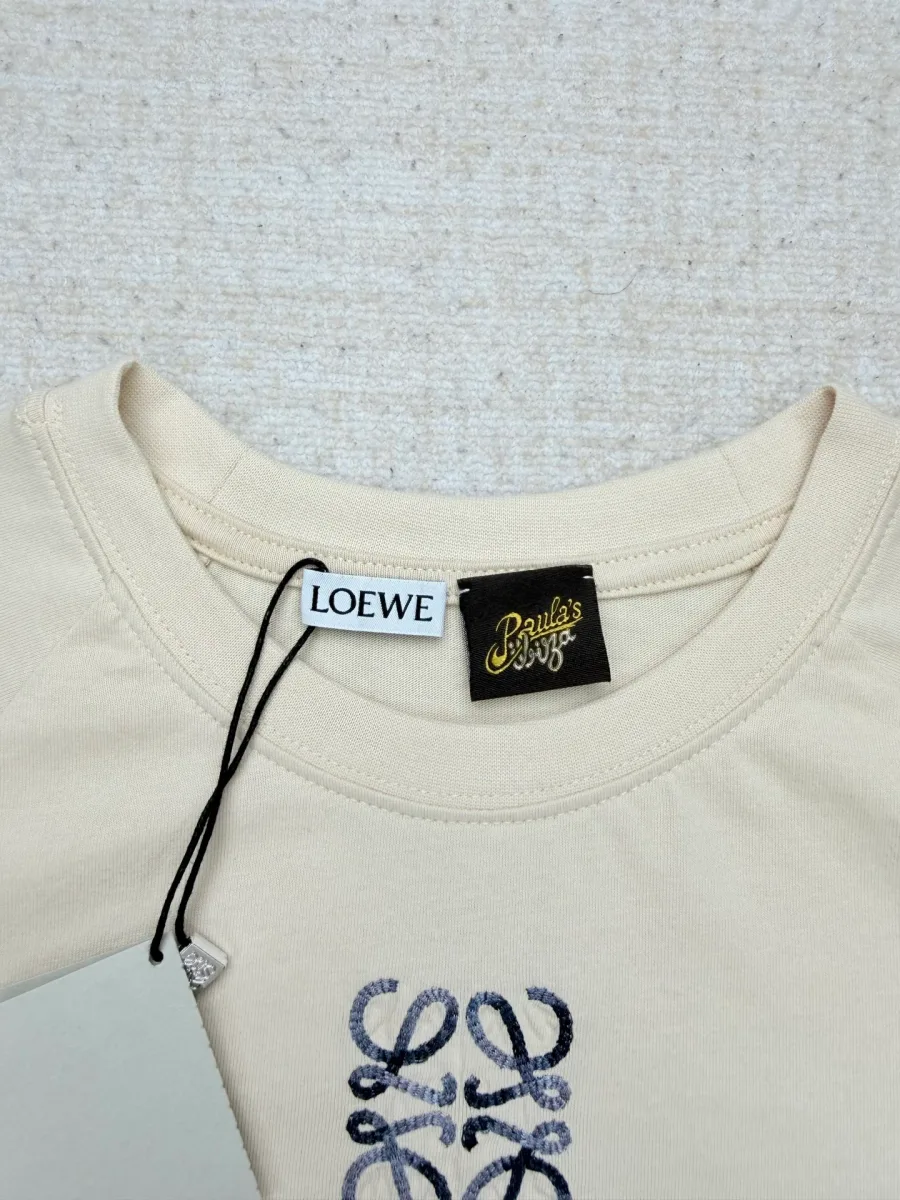 Круглый вырез горловины футболки с бирками Loewe Paula's Ibiza и вышивкой Anagram