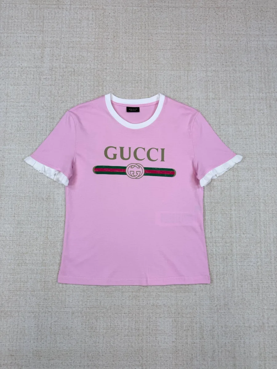 Розовая футболка с логотипом Gucci и белой отделкой, вид спереди