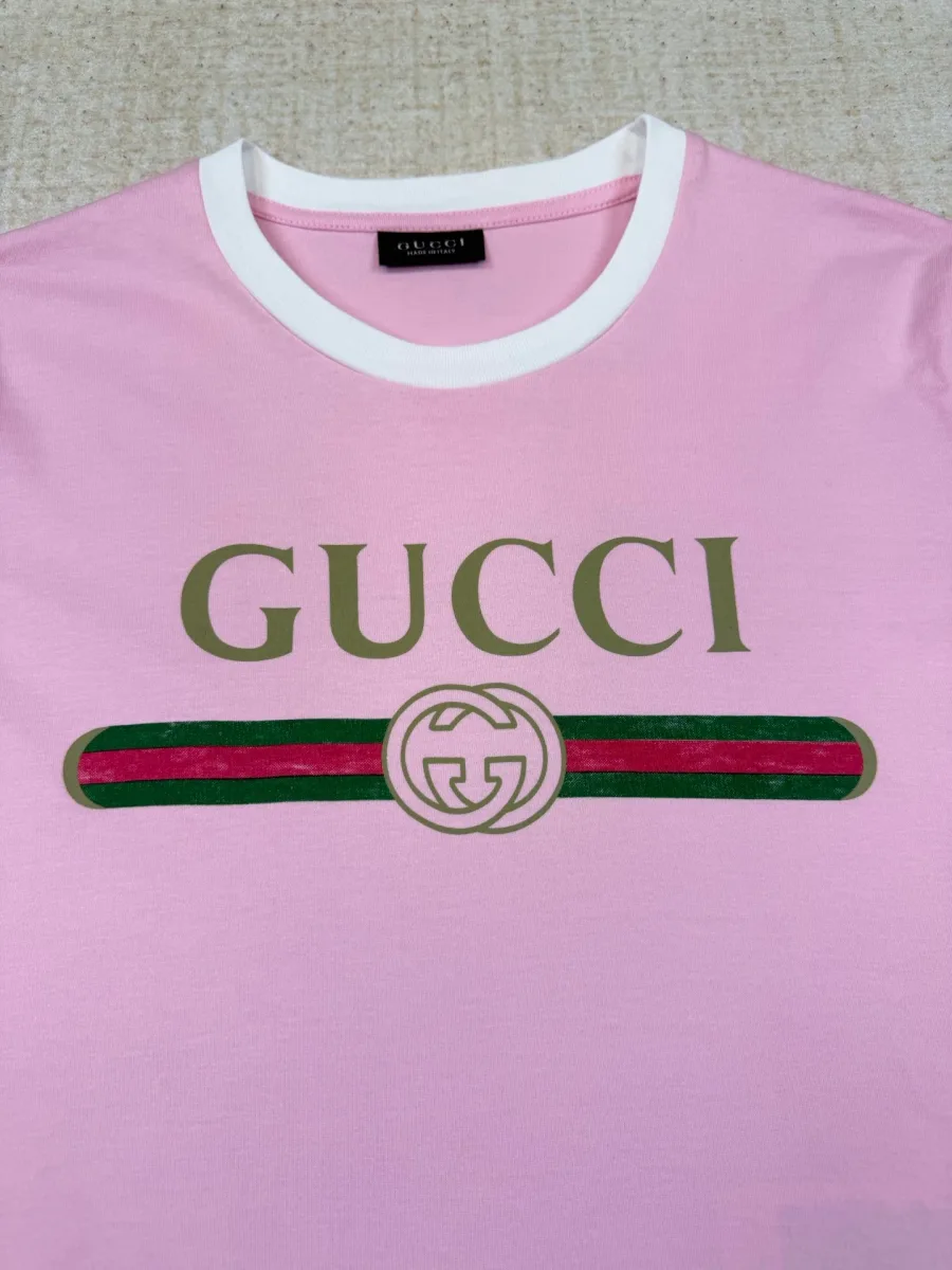 Винтажный принт Gucci с фирменной лентой Web на груди крупным планом