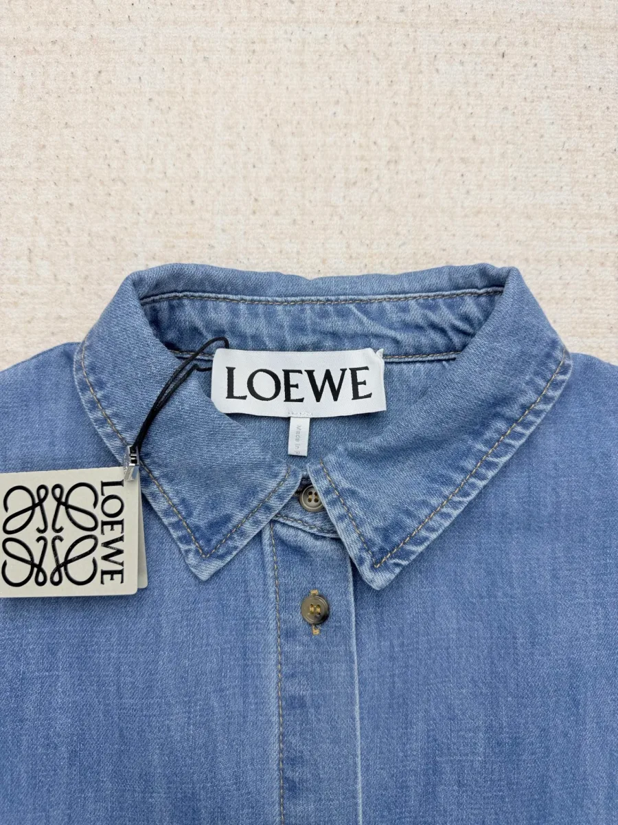 Отложной воротник и бирка Loewe на голубой джинсовой рубашке