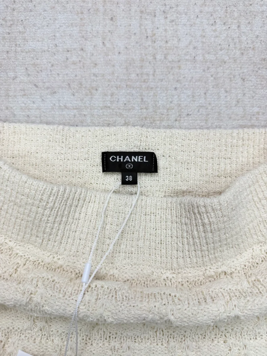 Эластичный вязаный пояс юбки с фирменной биркой Chanel крупным планом