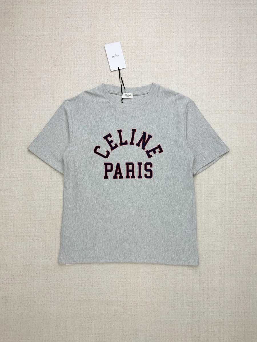 Серая футболка прямого кроя с бордовым принтом Celine Paris, вид спереди