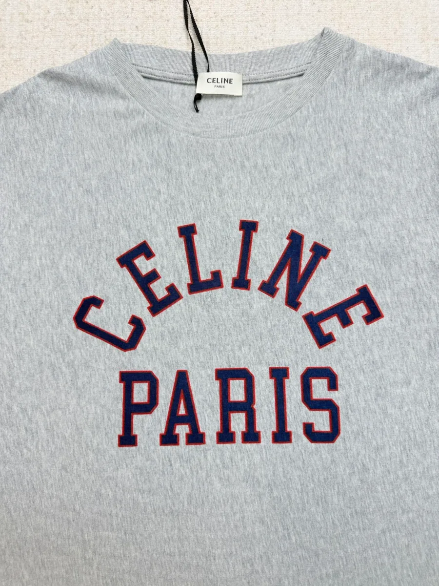 Контрастный бордовый принт с надписью Celine Paris на груди футболки