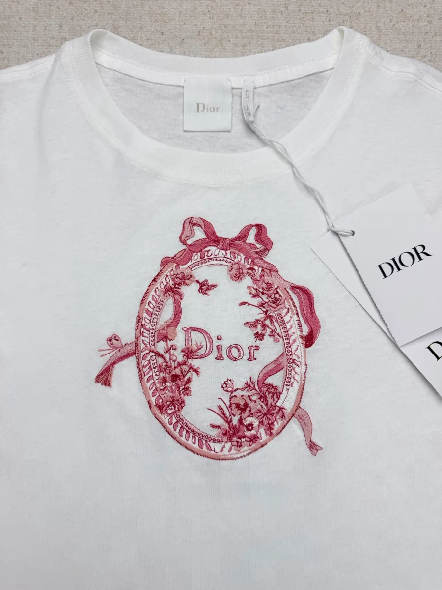 Розовый графический принт с овальным медальоном и надписью Dior, макросъемка