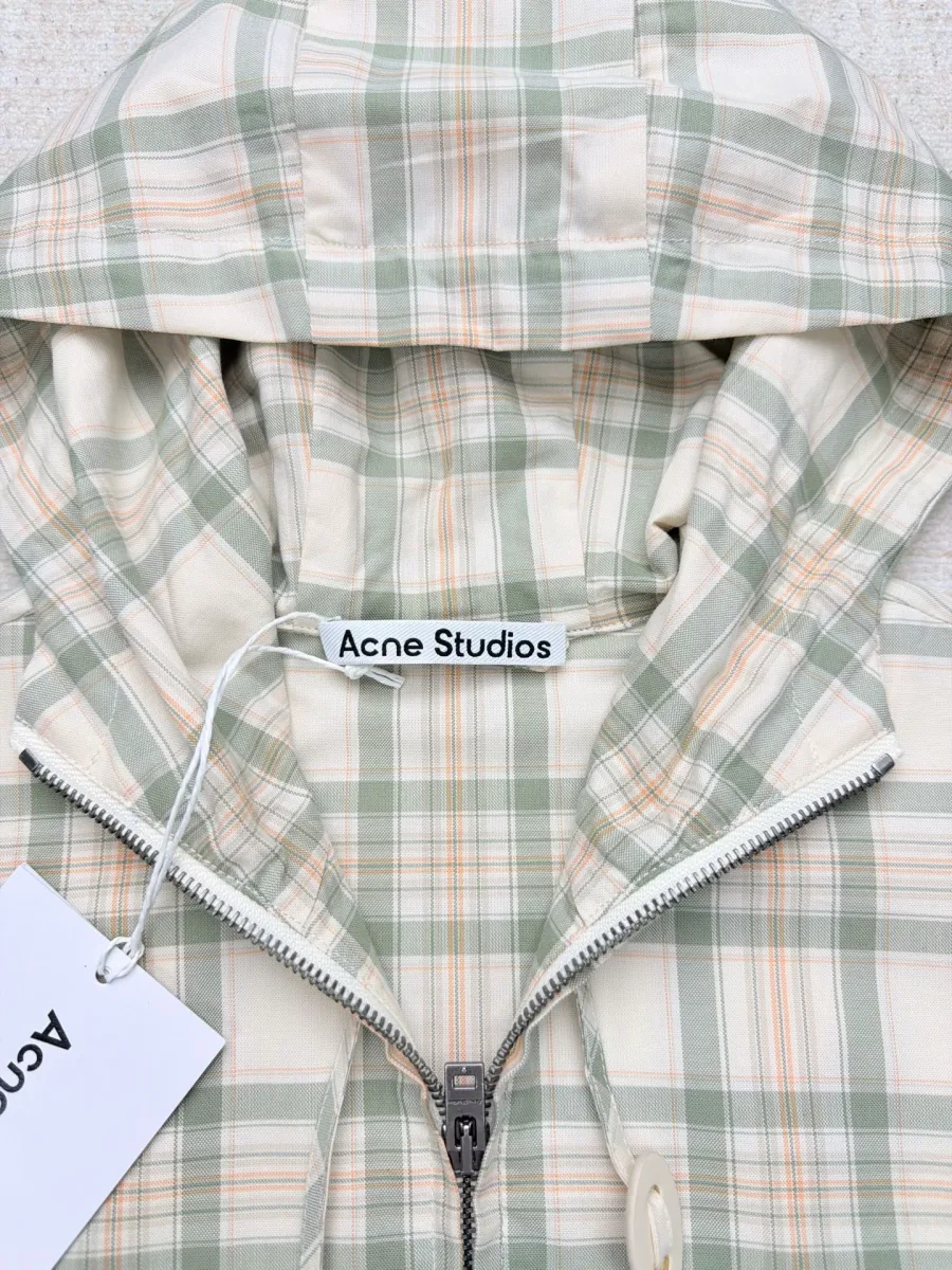 Фирменная бирка Acne Studios на внутренней стороне горловины