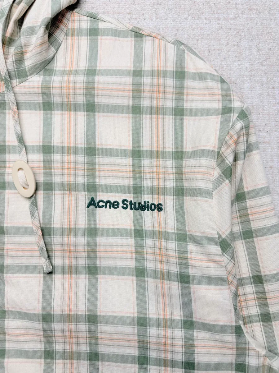 Вышитый логотип Acne Studios на груди крупным планом
