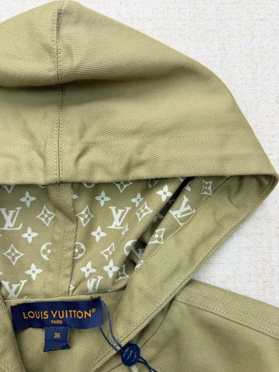 Фактурная ткань капюшона с контрастным принтом Monogram на подкладке