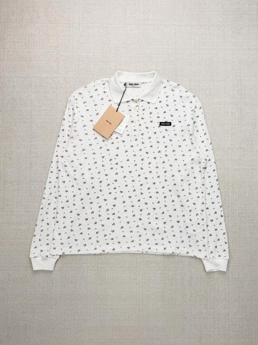 Белое поло с длинным рукавом и цветочным принтом, общий вид спереди