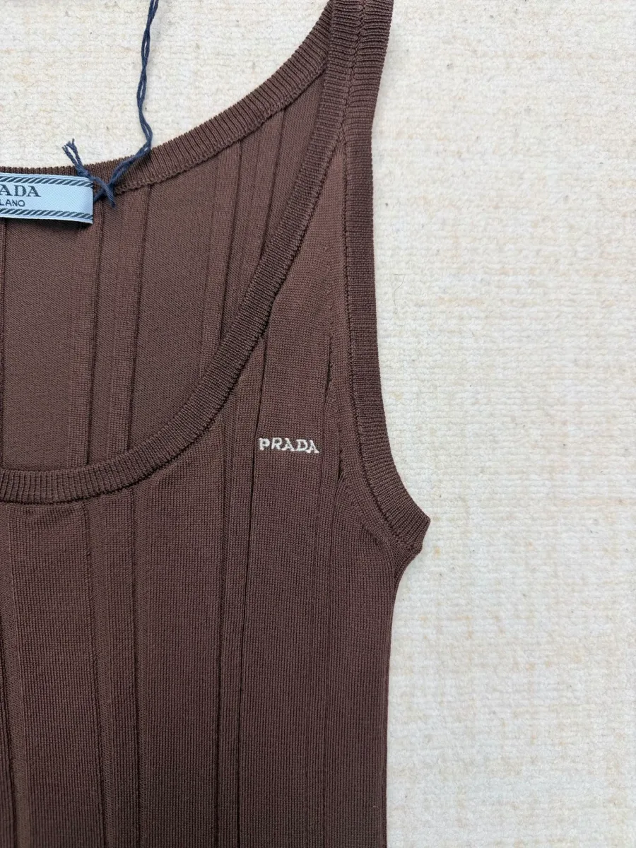 Миниатюрный вышитый логотип Prada сбоку на трикотажной майке