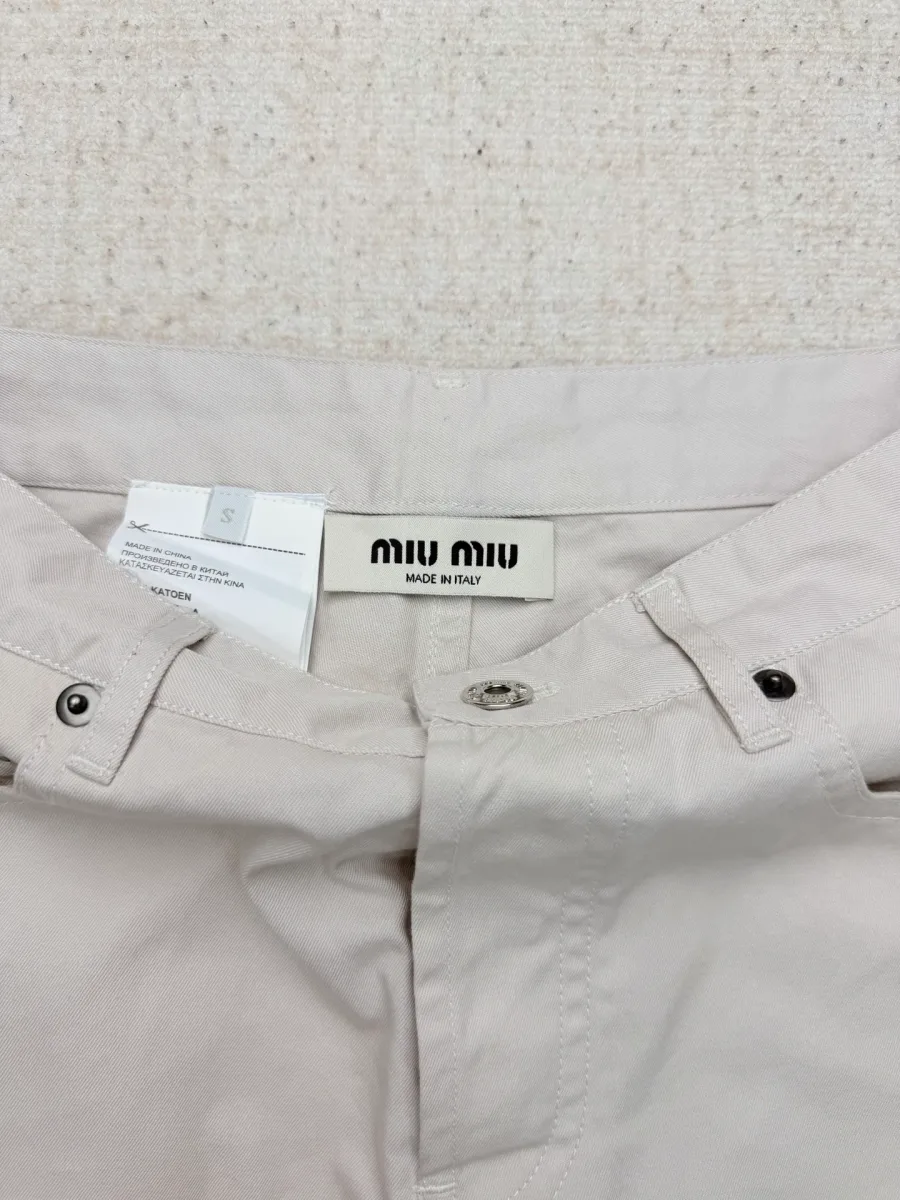 Фирменная бирка Miu Miu на внутренней стороне пояса