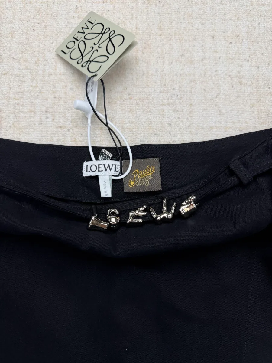 Фирменная бирка Loewe и декоративные металлические буквы на поясе