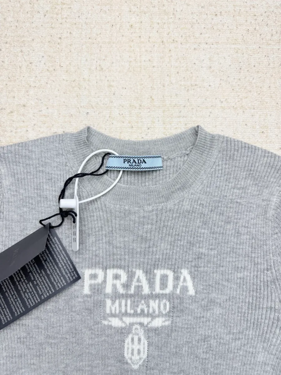 Вид спереди на серую футболку Prada