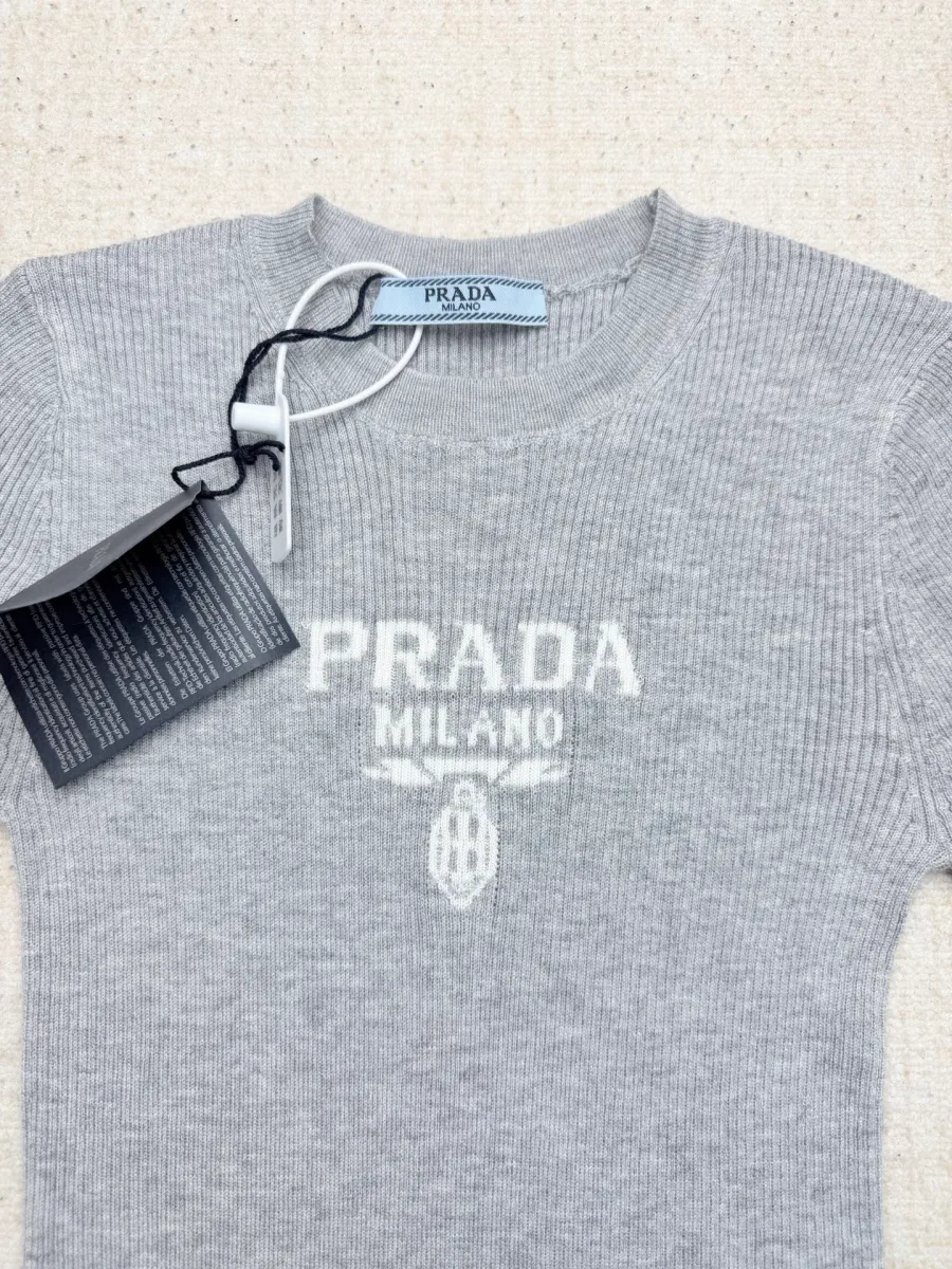 Крупный план логотипа Prada на груди