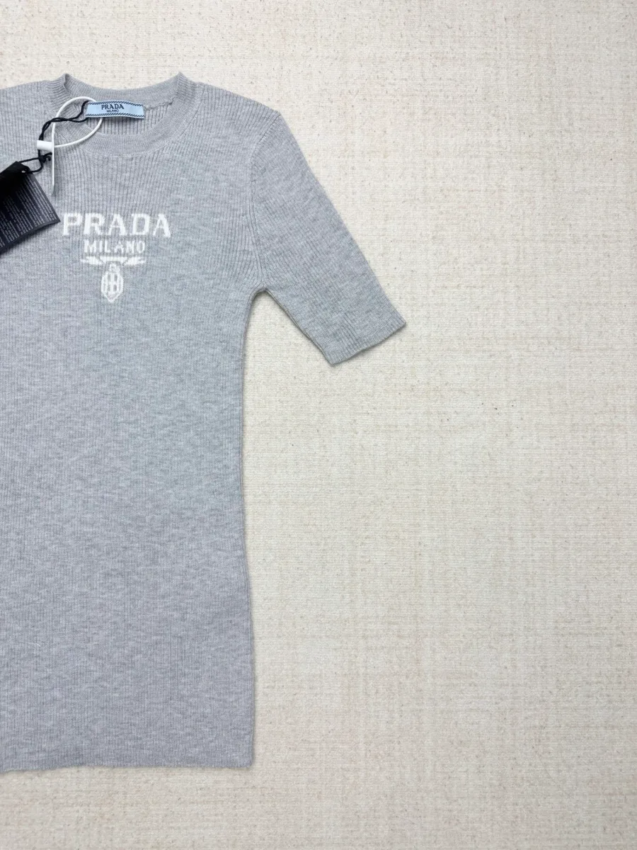 Вид сбоку на трикотажную футболку Prada