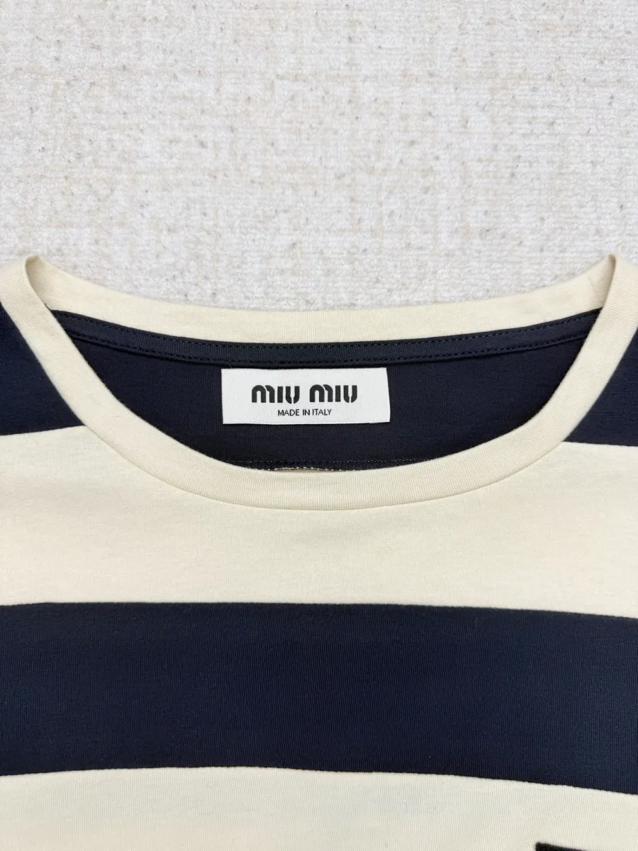Круглый вырез горловины и ярлык Miu Miu крупным планом