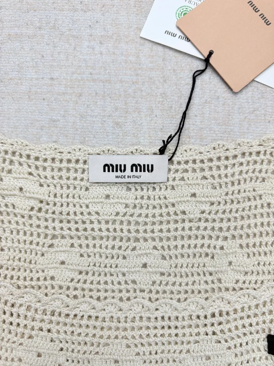 Вырез горловины вязаной футболки с биркой Miu Miu