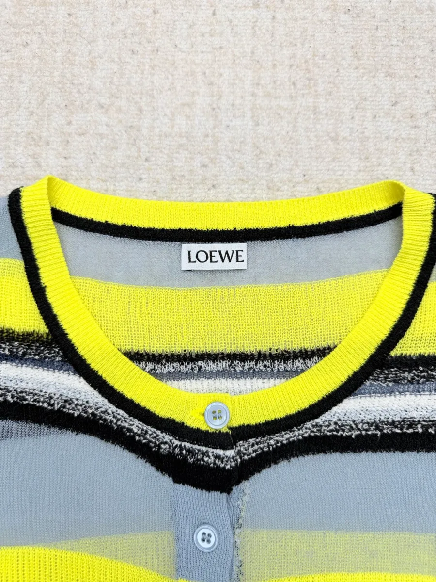 Круглый вырез горловины и бирка Loewe на полосатом кардигане тонкой вязки