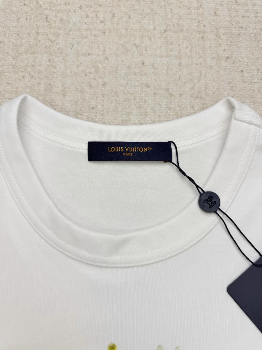 Круглый вырез горловины и тканевая фирменная бирка Louis Vuitton