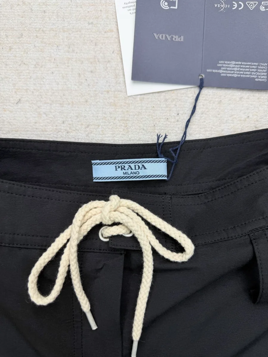 Внутренняя сторона пояса шорт с текстильной биркой Prada Milano