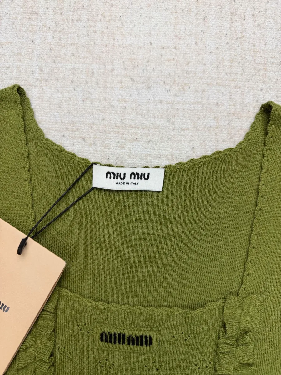 Вырез горловины майки с биркой Miu Miu и вышитым логотипом на груди