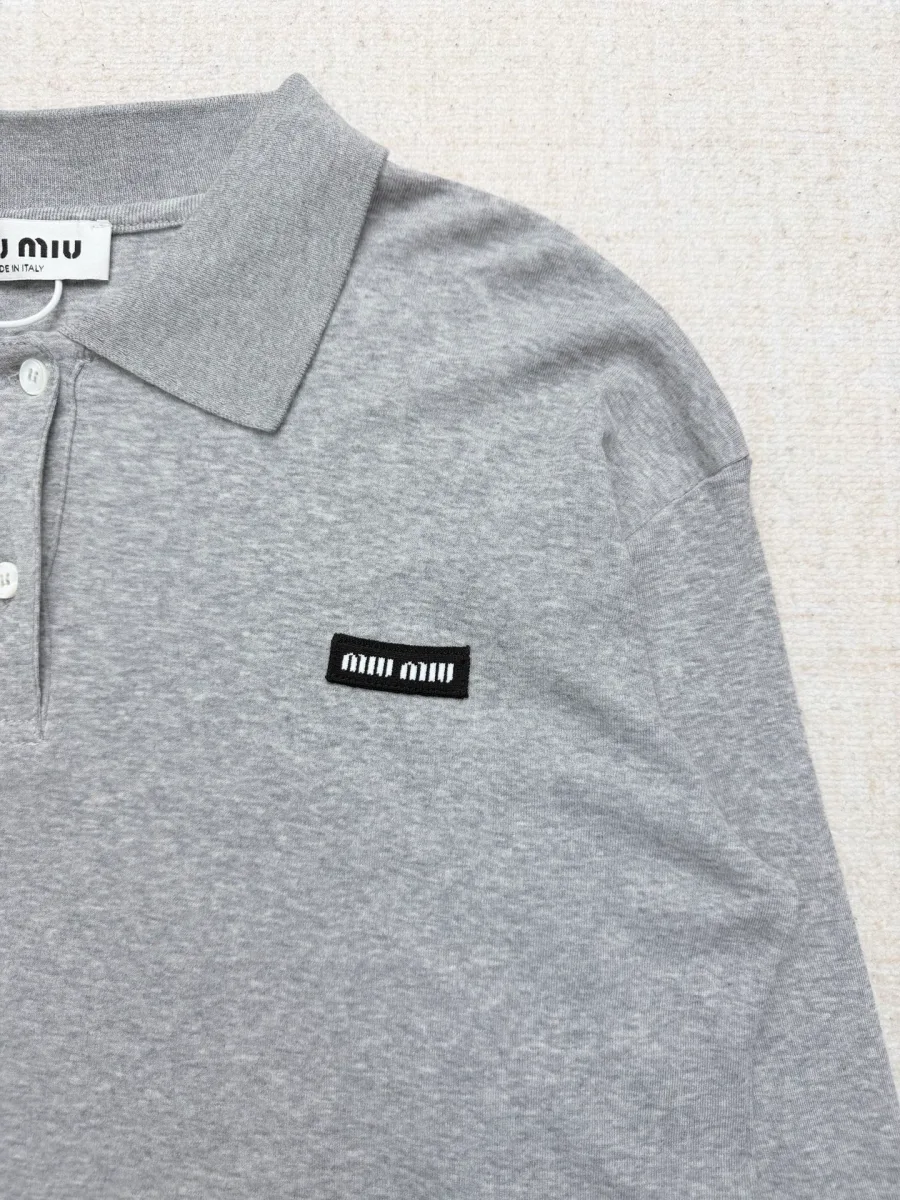 Крупный план ворота и черной нашивки с логотипом на груди