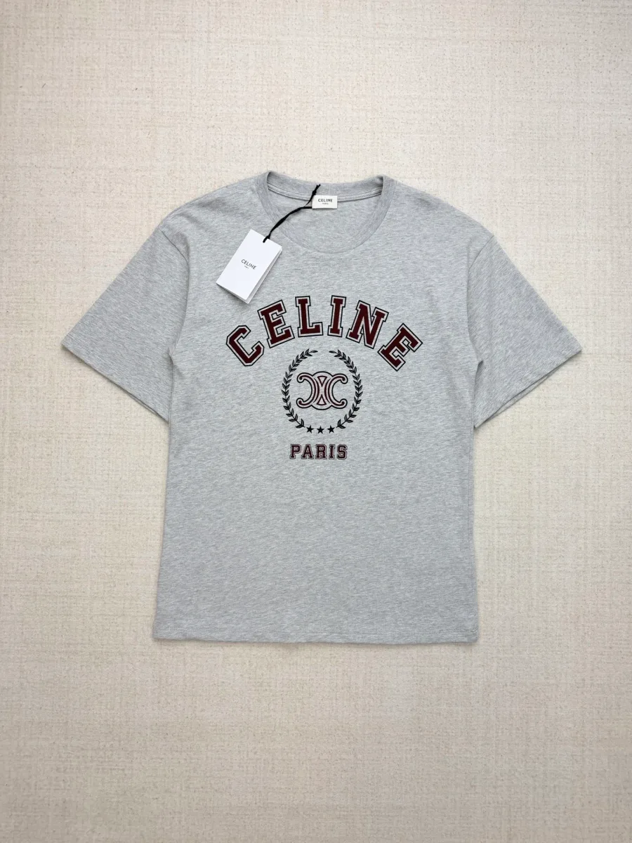 Серая футболка с бордовым логотипом Celine Paris на груди, вид спереди
