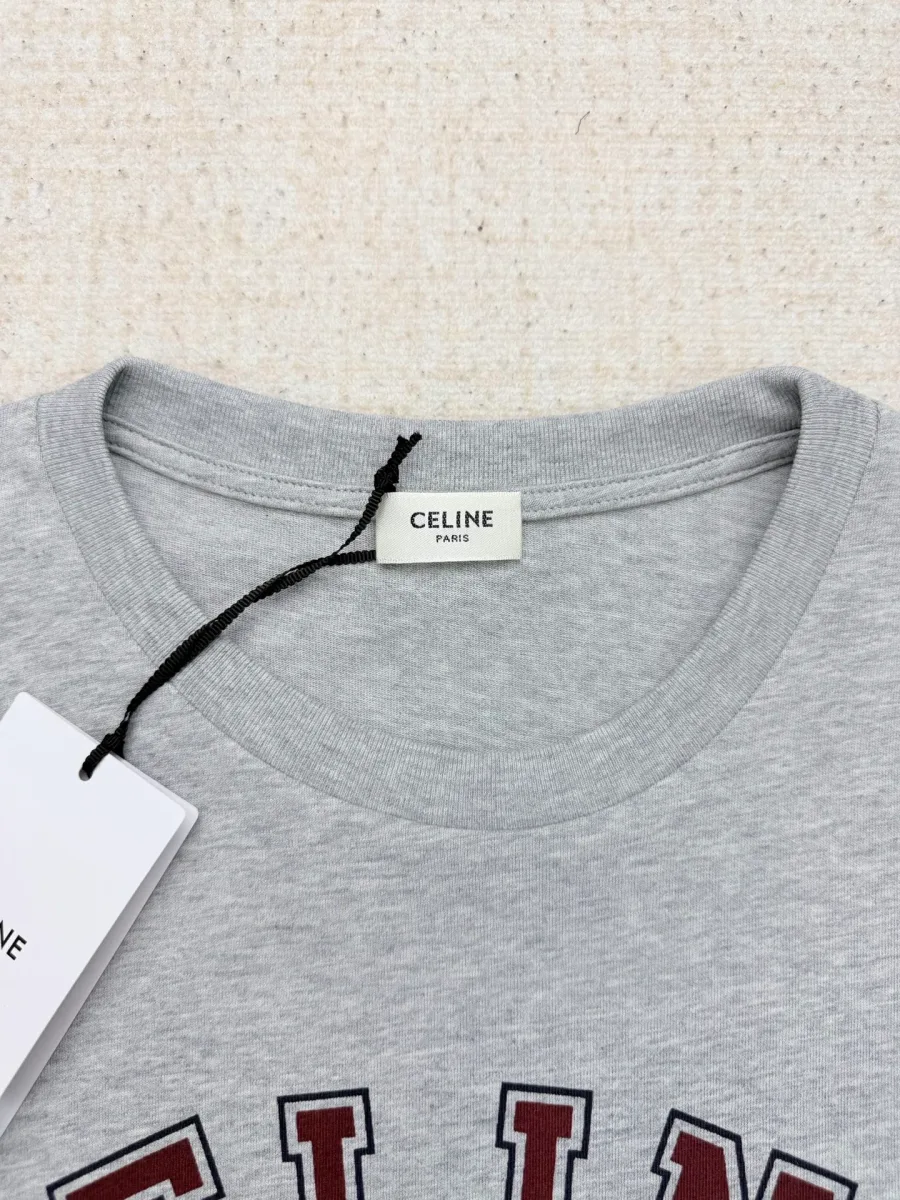 Круглый вырез горловины серой футболки и ярлык с брендингом Celine