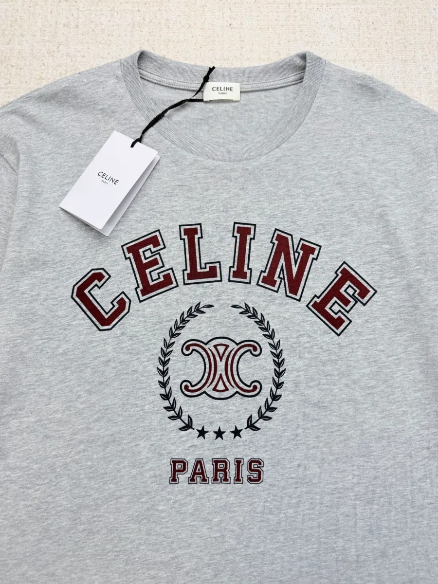 Крупный план бордового принта с надписью Celine Paris и эмблемой Triomphe