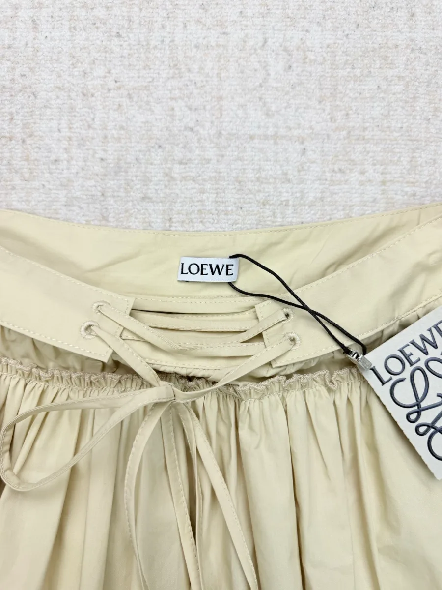 Внутренняя бирка Loewe и декоративная шнуровка на поясе юбки