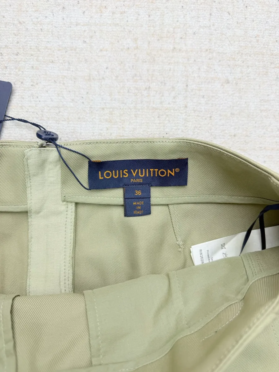 Внутренняя сторона пояса с тканевой биркой бренда Louis Vuitton