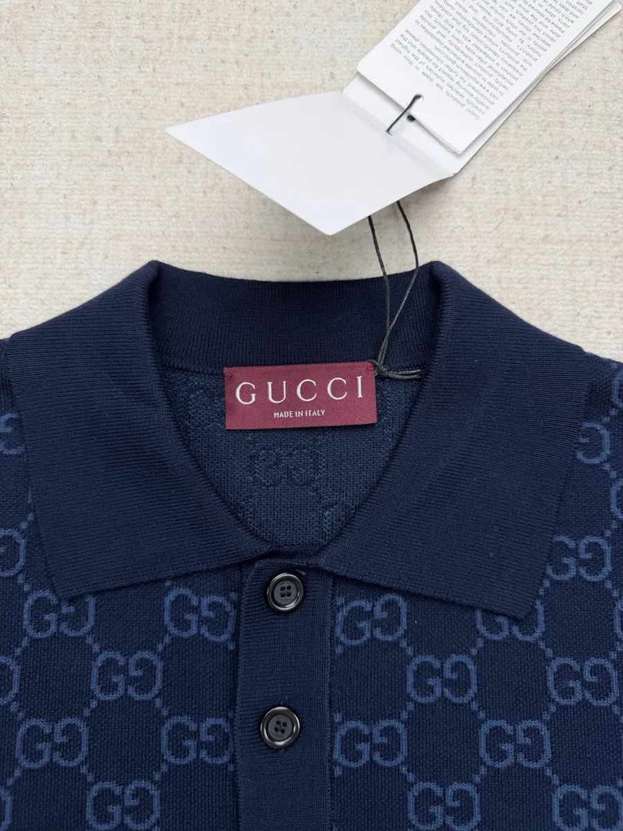 Отложной воротник поло и фирменная бирка Gucci крупным планом