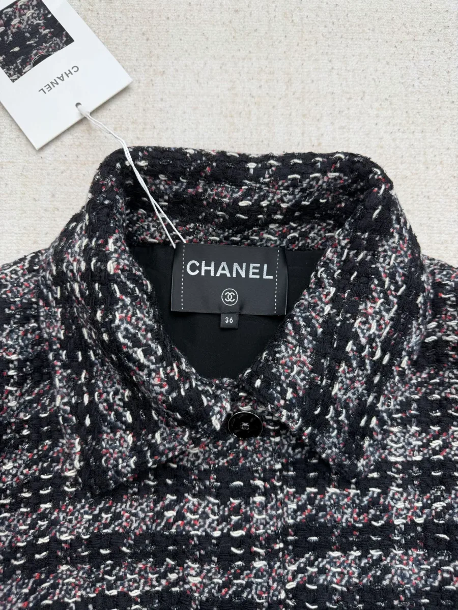 Отложной воротник и бирка Chanel крупным планом