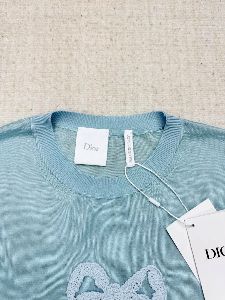 Круглый вырез горловины и фирменный ярлык Dior крупным планом