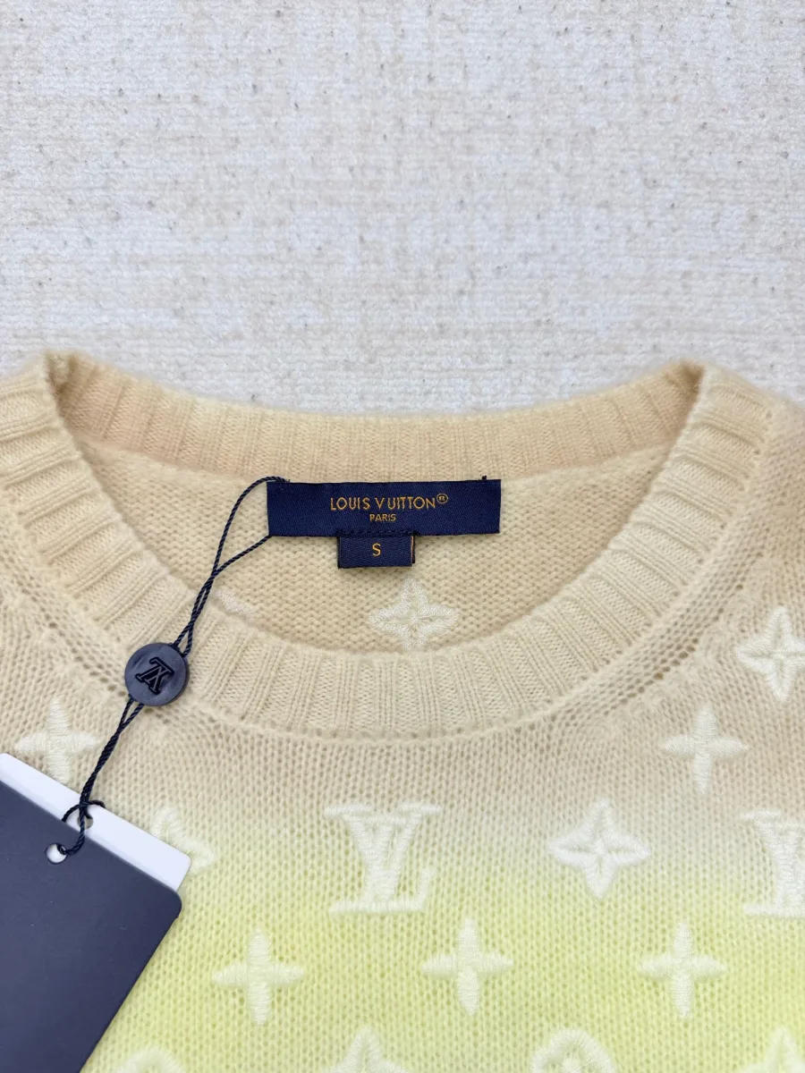 Круглый вырез горловины с биркой Louis Vuitton и фактурной резинкой
