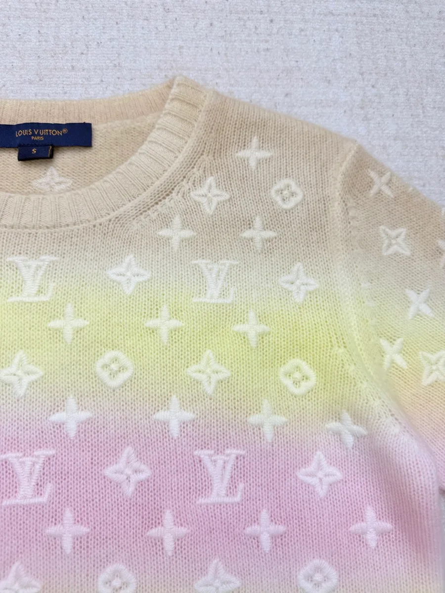 Фрагмент груди с рельефным узором Monogram и переходом цвета