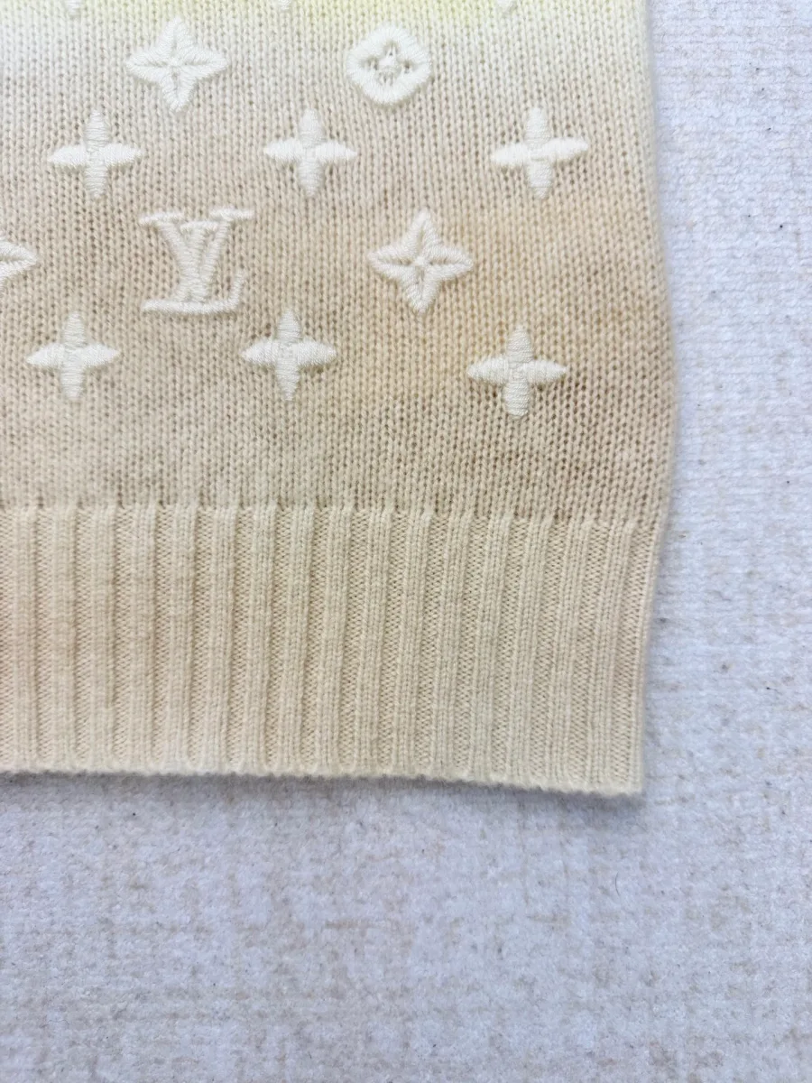 Нижний край с отделкой в рубчик и объёмной вышивкой Monogram