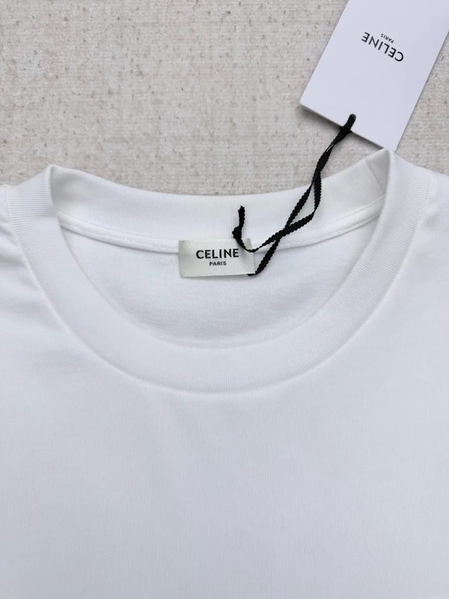 Круглый вырез горловины и фирменный ярлык с биркой крупным планом