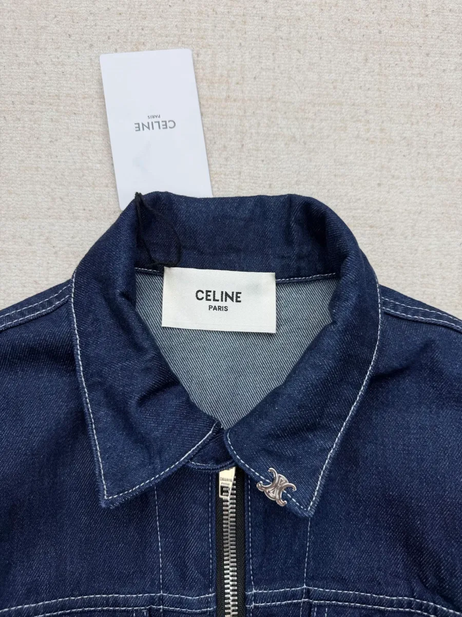 Воротник куртки с биркой бренда Celine и металлической эмблемой, крупный план
