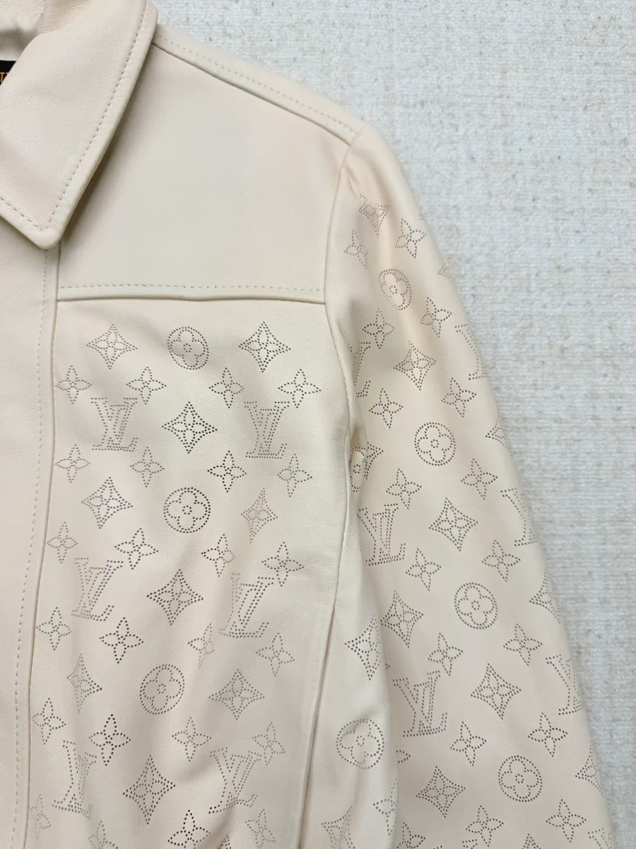 Фактура кожи с тиснением и перфорацией Monogram крупным планом